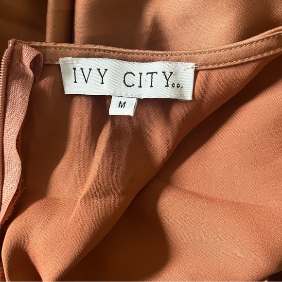 Ivy City Co Satin Genevieve Midi Dress Size Médium - Picture 8 of 9